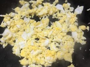 锅中加入少许油，大火烧热，打入鸡蛋炒散，盛出备用。