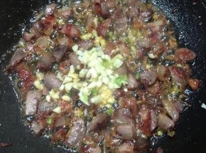 下入蒜末和葱白煸出香味。