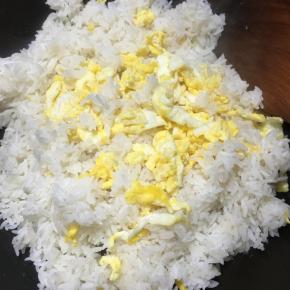 倒入事先煮熟打散的米饭，加入鸡蛋。