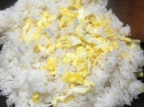 倒入事先煮熟打散的米饭，加入鸡蛋。
