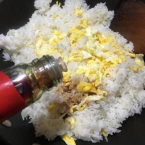 淋入酱油，大火不停的翻炒均匀。