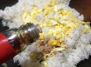 淋入酱油，大火不停的翻炒均匀。