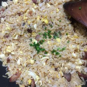 撒入葱花炒匀即可关火。