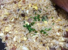 撒入葱花炒匀即可关火。