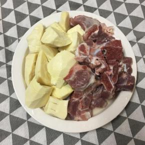 冬笋去壳削去老皮洗净，切块，龙骨清洗干净。