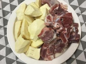 冬笋去壳削去老皮洗净，切块，龙骨清洗干净。