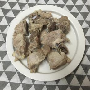 将龙骨焯水洗净备用。