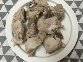 将龙骨焯水洗净备用。