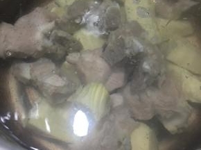 锅中加入足量清水，倒入冬笋和龙骨。