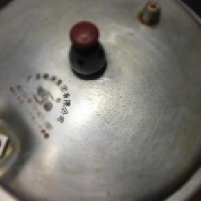 加盖放上气阀，大火煮至上汽，转小火煲40分钟左右。