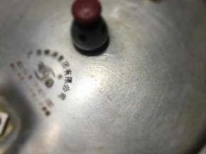 加盖放上气阀，大火煮至上汽，转小火煲40分钟左右。