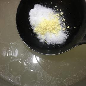 等下汽后，拿掉气阀，开盖调入盐和鸡精即可。