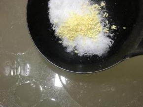 等下汽后，拿掉气阀，开盖调入盐和鸡精即可。