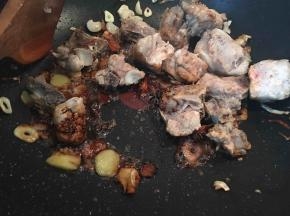倒入少许老抽和生抽继续翻炒
