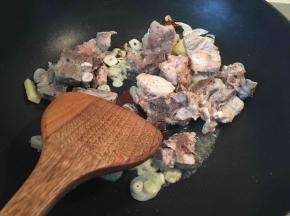 到入排骨翻炒