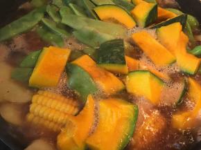 十分钟后加入南瓜和豆角