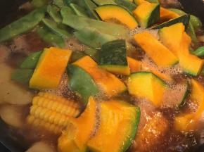 十分钟后加入南瓜和豆角