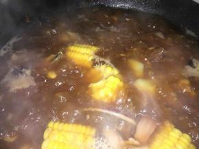 锅中倒入清水漫过食材，大火烧开