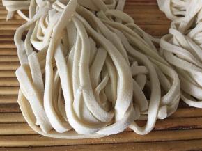 面条切成如图0.5cm左右宽度