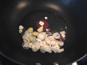 锅中入油加热，放入花椒八角，翻炒出香味。
