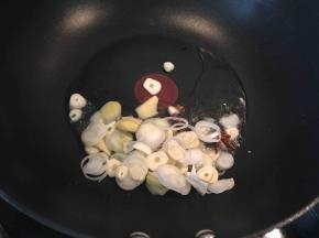 锅中入油加热，放入花椒八角，翻炒出香味。
