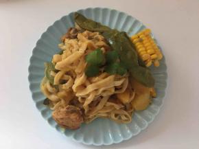 小火焖面，焖至汤快收干时，用筷子抖散面条，和蔬菜、汤汁搅拌均匀。关火继续焖五分钟，揭锅盛盘食用，香喷喷！