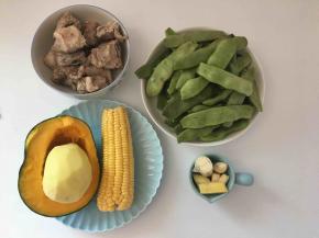 葱姜蒜洗净。玉米洗净，土豆去皮，南瓜洗净，豆角择取老筋，洗净，掰成寸段备用。排骨洗净热水中烫好备用。