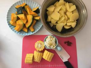 土豆南瓜玉米切块备用