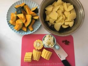 土豆南瓜玉米切块备用