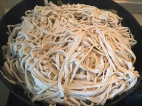 大火煮二十分钟后将面条均匀铺在上面。