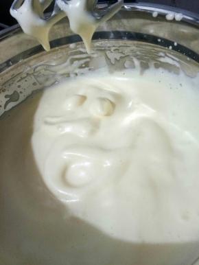 全蛋隔着温水，打发至蓬松变白，提起打蛋器，蛋液挂着不滑落！