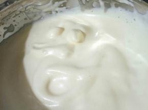 全蛋隔着温水，打发至蓬松变白，提起打蛋器，蛋液挂着不滑落！