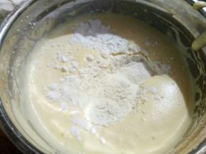筛入低粉，切拌匀