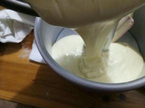 倒入模具，放入蒸锅盖保鲜膜，扎几个小孔。注意此时面糊状态是丝绸状！水开后，大火15分钟。
