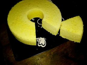 切块食用，用的土鸡蛋颜色比较黄，哈哈