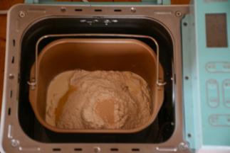 先将汤种材料混合，小火加热，不停的搅动直至面粉变粘稠，一定要不停度搅拌，到能流动的糊状即可。 然后按照先液体后面粉的顺序将主面团材料放入面包桶，加入80g汤种。选择和面功能和至面团光滑。