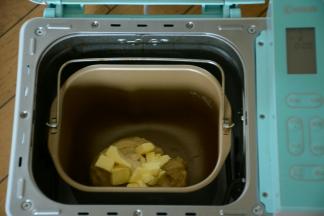 黄油切小块加入，继续和面，直至出膜。