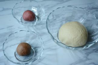 面团揉至好之后，取30g和20g面粉，分别加入红曲粉和可可粉揉至光滑。