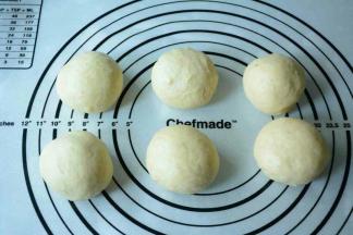 白面团平均分成6等份，揉圆静置15分钟。