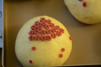 在树的周围可以贴一些花朵点缀更为形象。