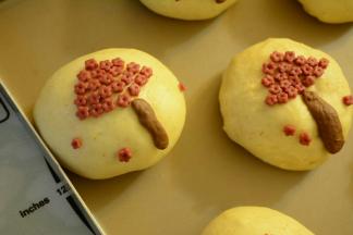 可可面团分别取6小块，搓成长条状捏成树干贴在上面。