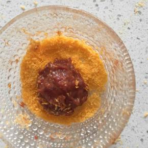 6:包好滚圆的肉团放入面包糠中，沾满面包糠，放入烤盘