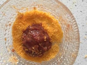 6:包好滚圆的肉团放入面包糠中，沾满面包糠，放入烤盘
