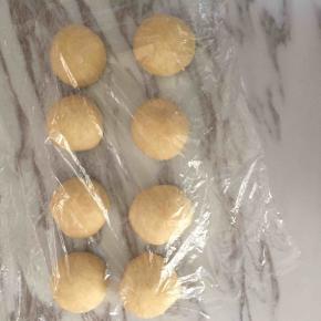 5:发酵好的面团取出排气后分成8份，盖保鲜膜醒发10分钟