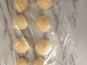 5:发酵好的面团取出排气后分成8份，盖保鲜膜醒发10分钟