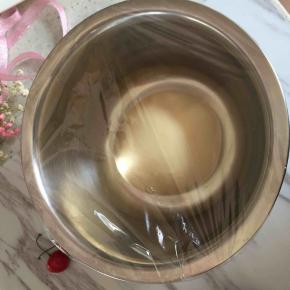 3:揉好的面团滚圆放盆中盖上保鲜膜放温暖处发酵至两倍大。（手戳洞不回缩就好了）