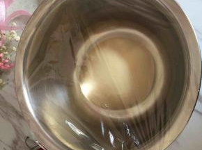 3:揉好的面团滚圆放盆中盖上保鲜膜放温暖处发酵至两倍大。（手戳洞不回缩就好了）