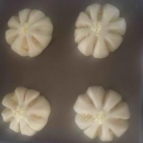 9:发酵好的面包，取出，烤箱170度预热，在面包表面喷水，在中间放上椰蓉（或撒芝麻呀，酥粒之类），放入预热好的烤箱中，170度烤20分钟，上色即可