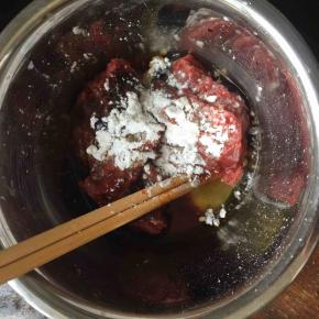 2:放入调味料，朝一个方向搅拌上劲