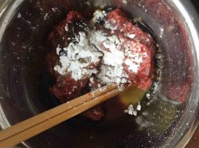 2:放入调味料，朝一个方向搅拌上劲